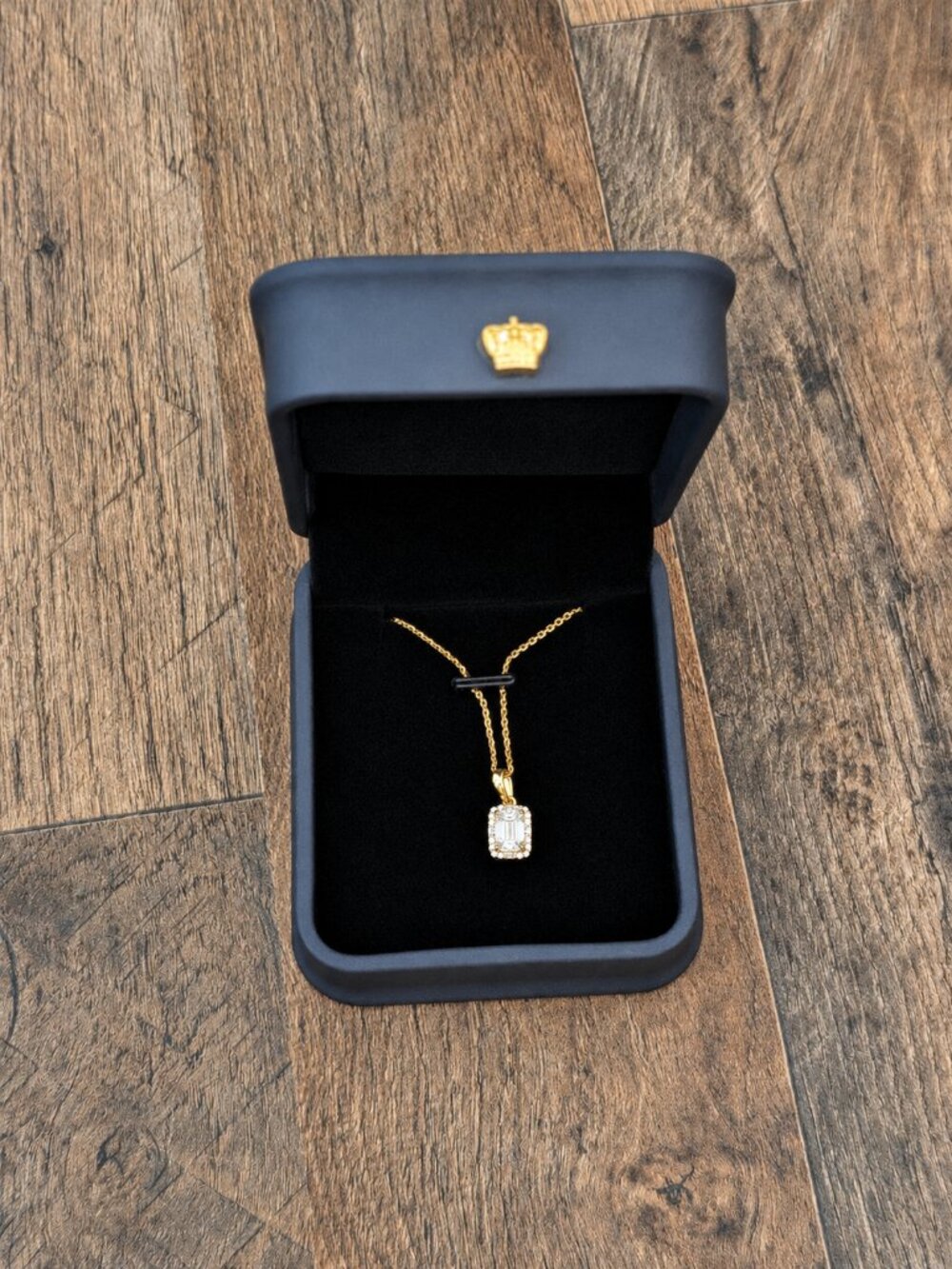 Gold Pendant Necklace